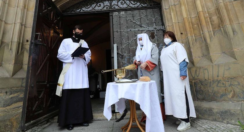Legnicka jałmużna - chleb, śledź i grosz w pandemicznym wydaniu [ZDJĘCIA]
