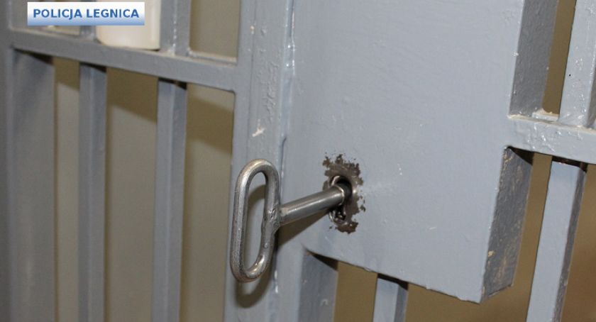 Poszukiwany 36-latek złapany przez legnicką policję. Święta spędzi za kratami 