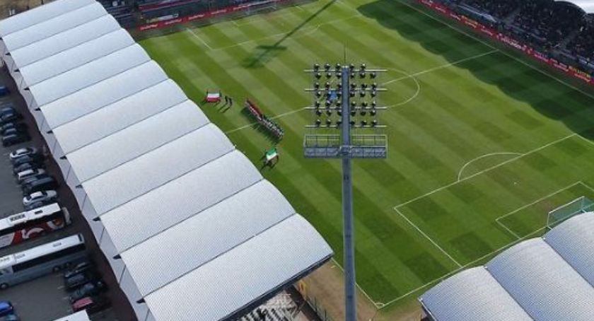 Farma fotowoltaiczna na dachu stadionu? Radny otrzymał odpowiedź od prezydenta