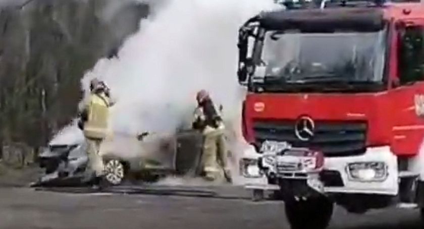 Jechał jedną z głównych ulic Legnicy. Nagle auto stanęło w ogniu! [WIDEO] 