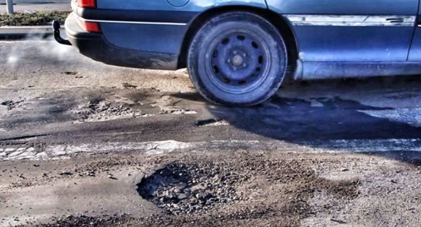 Uszkodziłeś auto, bo wjechałeś w dziurę? Możesz żądać odszkodowania od miasta