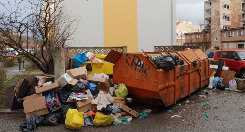 Radny sprawdza, czy legniczanie płacą kary za niesegregowanie śmieci