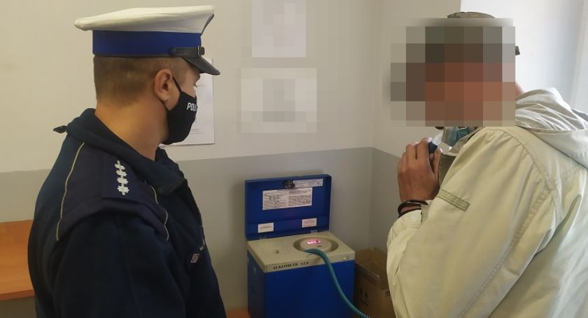 Pijany 38-latek przyjechał samochodem załatwić sprawę w komendzie policji 