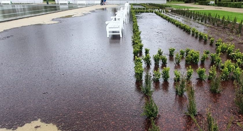 Alejki przy nowej fontannie w parku zalane. Fuszerka za 16 mln zł?