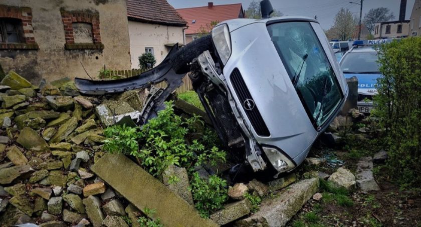 Policyjny pościg za kradzionym samochodem. Złodziej rozbił się pod Jaworem