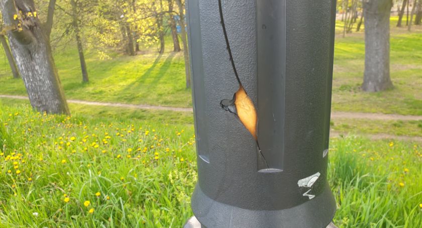 Wandale zniszczyli kilkanaście latarni w Parku Miejskim w Legnicy [ZDJĘCIA]