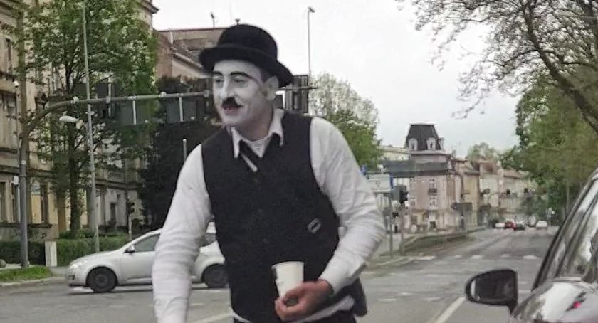 Charlie Chaplin zabawia kierowców stojących na skrzyżowaniach [FOTO, WIDEO]