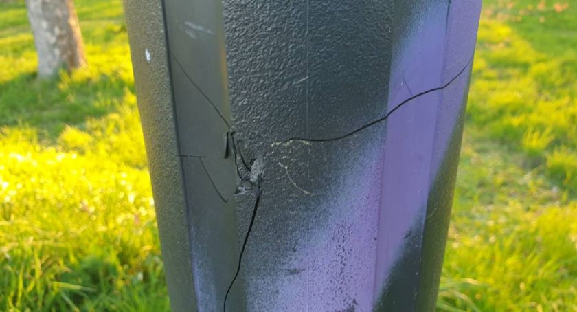 Policja szuka wandali, którzy uszkodzili 47 latarni w legnickim parku