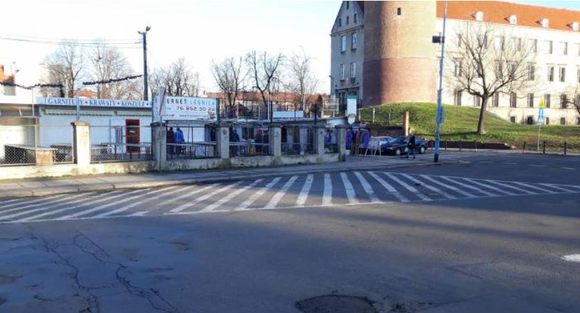 Przy miejskim targowisku wciąż nie ma gdzie parkować. Radny pisze interpelację