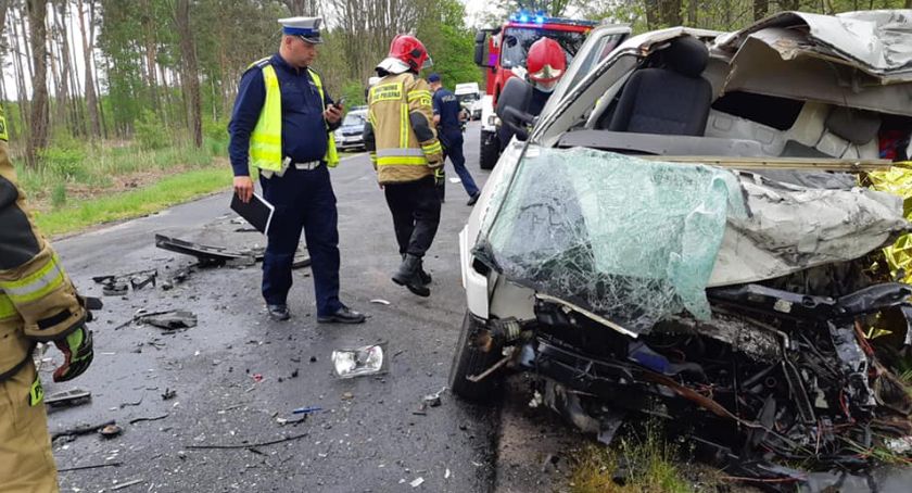 Śmiertelny wypadek pod Legnicą. Bus zderzył się czołowo z ciężarówką [FOTO]