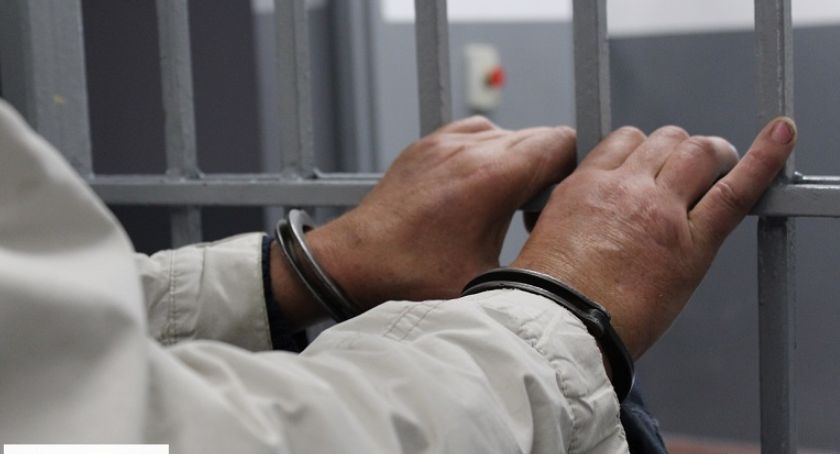 Złodziej ukradł butelkę whiskey ze sklepu. Policjanci musieli użyć siły