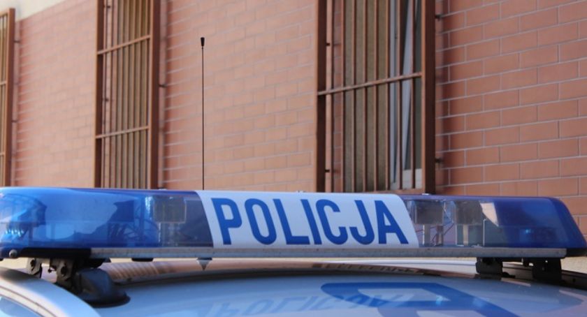 Poszukiwany przez sąd legniczanin jakby nigdy nic pędził motorowerem ul. Dworcową
