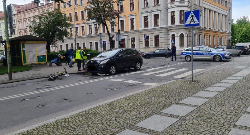 Wypadek w centrum Legnicy. Rowerzysta wymusił pierwszeństwo przejazdu