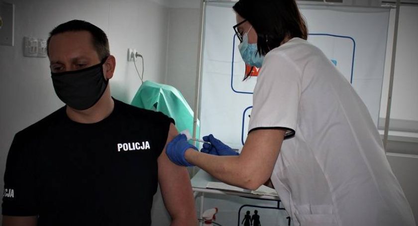 Zabrakło drugiej dawki szczepionki dla legnickich policjantów. Jak do tego doszło? 