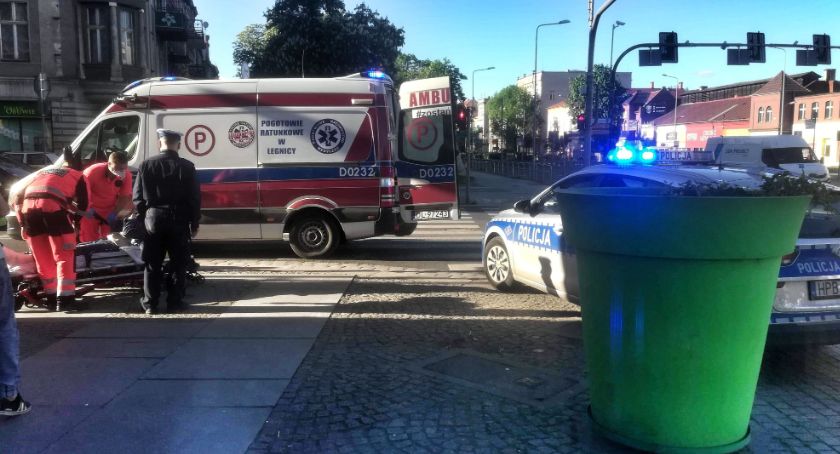 Wypadek w Legnicy. Rozpędzony samochód uderzył w chłopca na pasach 