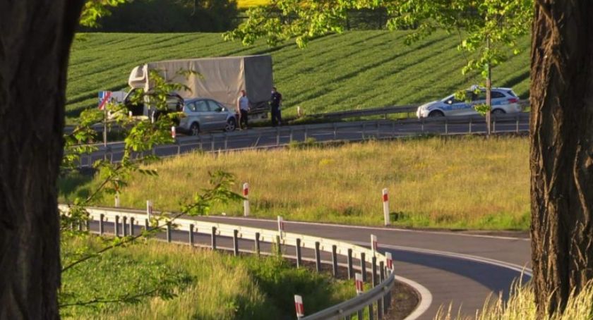 W sztok pijany kierowca ciężarówki chciał sobie odpocząć na autostradzie [ZDJĘCIA]