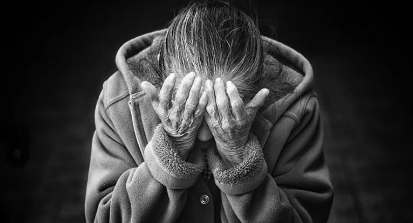 Seniorka okradziona metodą na koronawirusa. Legniczanka straciła 30 tys. złotych