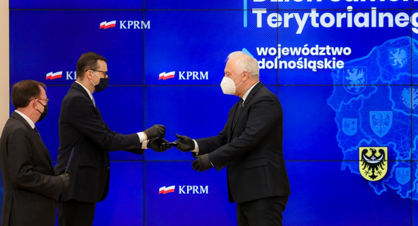 Prezydent Tadeusz Krzakowski odznaczony przez premiera Mateusza Morawieckiego