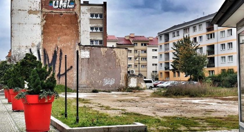 Dziura w centrum Legnicy ma nowego właściciela. Kiedy ruszy budowa kamienicy?