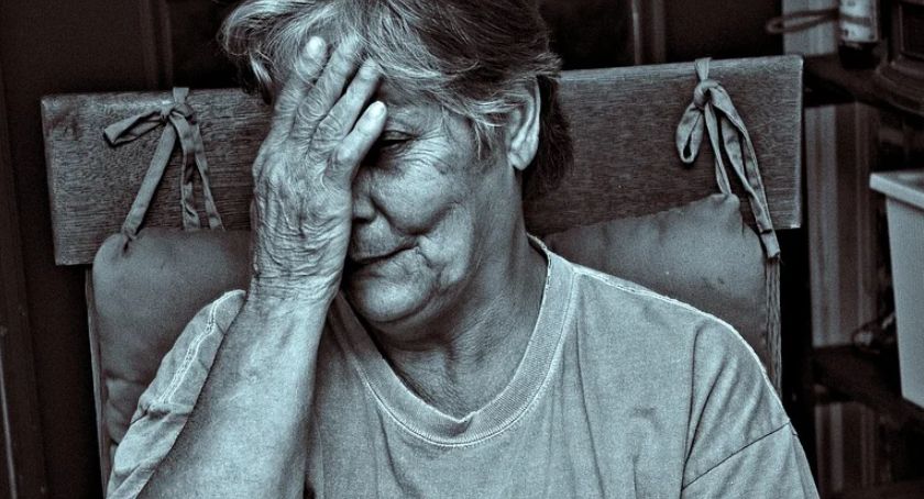 Oszuści działają w Legnicy. Kolejna seniorka chcąc ratować dziecko straciła majątek