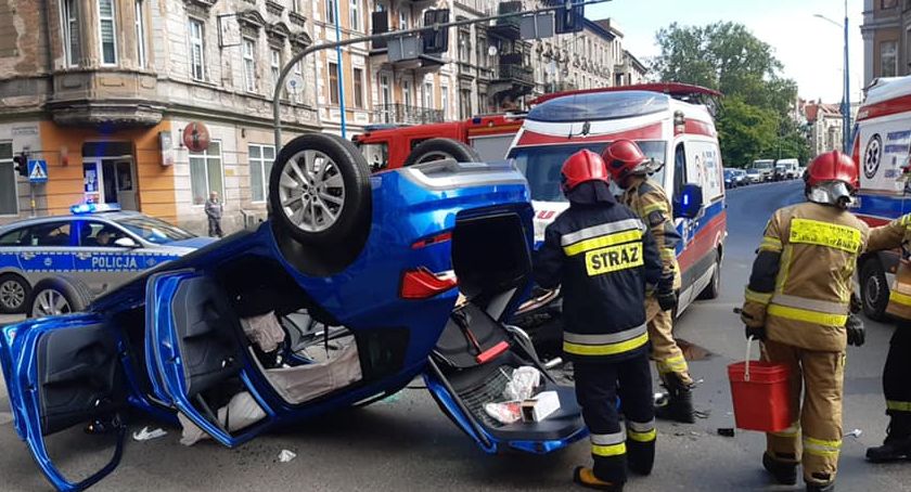 Wypadek w centrum Legnicy. Karetka zderzyła się z samochodem osobowym