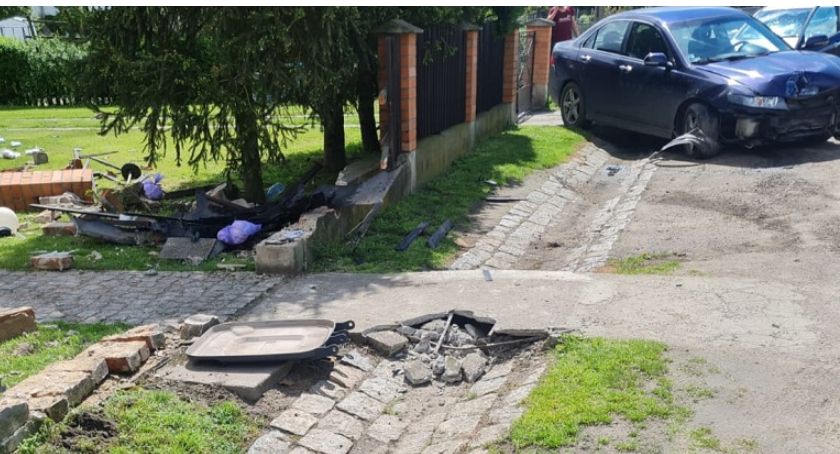 Legnica. Pijany kierowca zakończył szaleńczy rajd na ogrodzeniu 