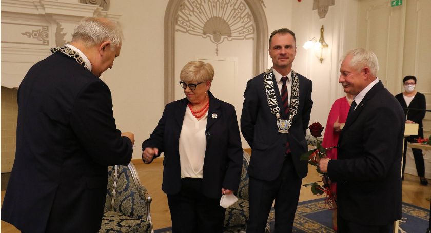 Radni wracają do urzędu. Uroczysta sesja  rady miejskiej przełożona na wrzesień