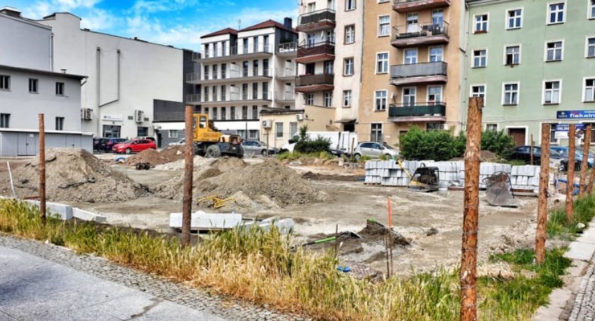 Krakowski deweloper buduje parking w centrum Legnicy [ZDJĘCIA]