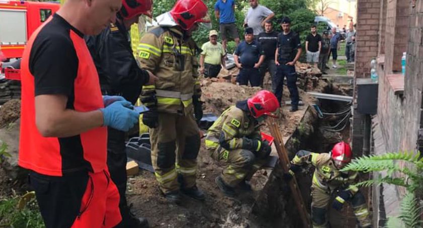 Wypadek na placu budowy. Na mężczyznę spadł gruz i betonowe elementy budynku [FOTO]