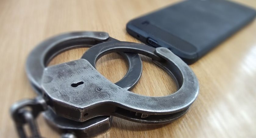 Poszukiwana legnicka rozbójniczka zatrzymana przez policję. Kobieta trafiła prosto do więzienia  