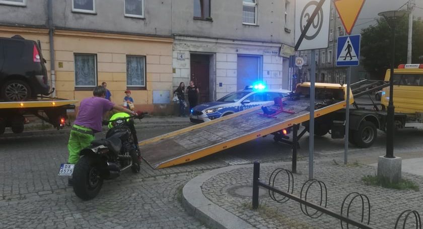 Wypadek na ul. Czarnieckiego w Legnicy. Samochód uderzył w Harleya Davidsona [FOTO]