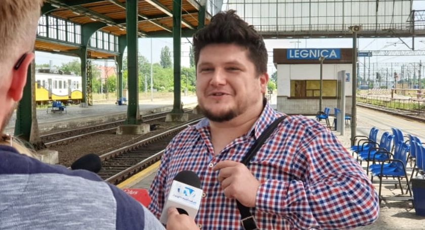 Koleje Dolnośląskie mają nowego lektora. Głosu użyczył znany legnicki artysta