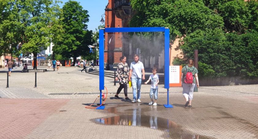 W Legnicy rozstawiane są już kurtyny wodne - gdzie znajdziemy trochę orzeźwienia w upalne dni? 