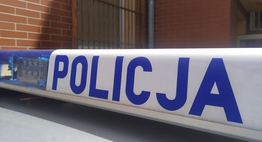 Agresywny mężczyzna kopał jadące samochody. Spacyfikowała go policja   