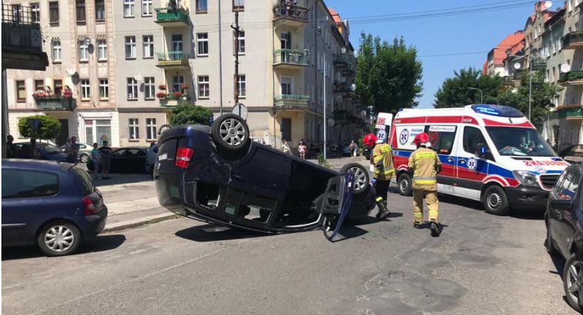 Wypadek w Legnicy. Kobieta chciała wymusić pierwszeństwo na skrzyżowaniu [FOTO]