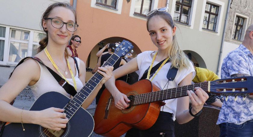 Legnica. Kilkadziesiąt gitarzystów zagrało na rynku Hey Joe Jimiego Hendrixa 