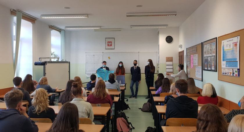 Już w piątek ostatni dzwonek. Ilu uczniów w Legnicy kończy rok szkolny? 