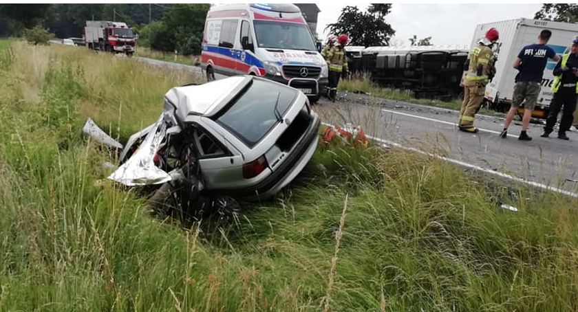 Śmiertelny wypadek pod Chojnowem. Osobówka zderzyła się z ciężarówką [FOTO]