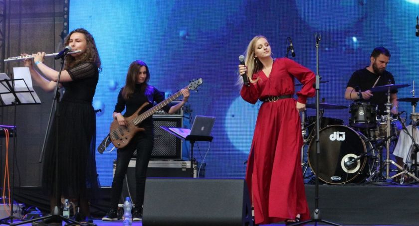 Rockowo na dziedzińcu Akademii Rycerskiej w Legnicy. Zagrała Nikola Warda z zespołem [FOTO]