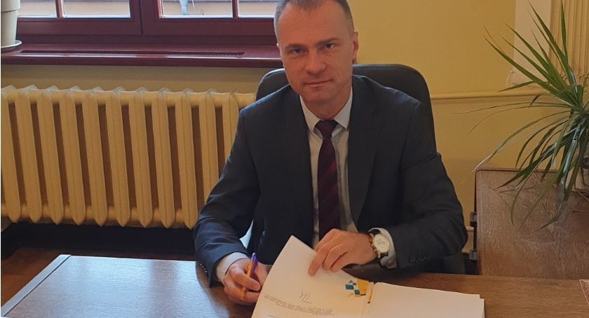 Nocne włamanie w Legnicy. Okradziono biuro szefa rady miejskiej Jarosława Rabczenki