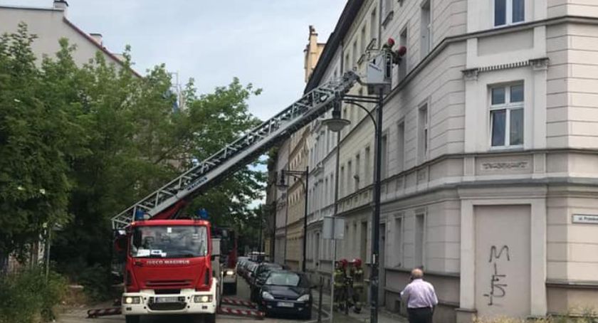 Legnica. Opalał kable w piecu i zadymił całą klatkę. Sąsiedzi myśleli, że wybuchł pożar