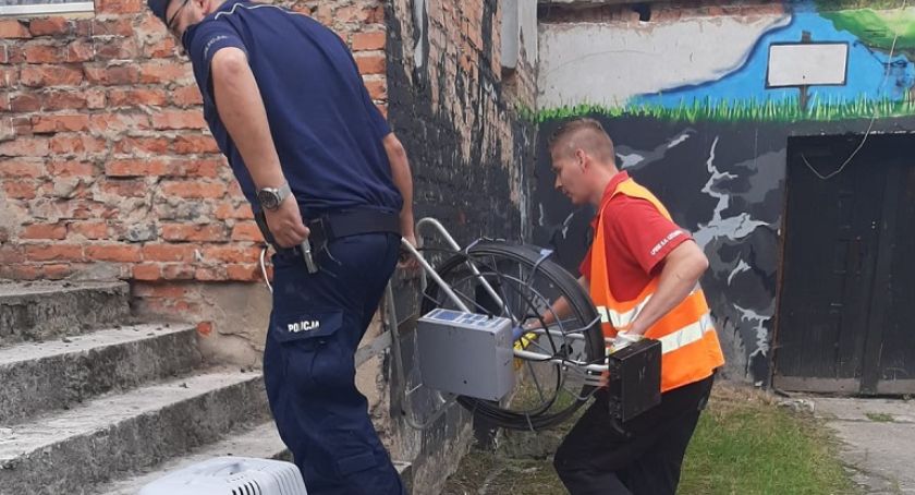 Wielka akcja ratownicza małego kociaka uwięzionego w podziemnej rurze [FOTO]