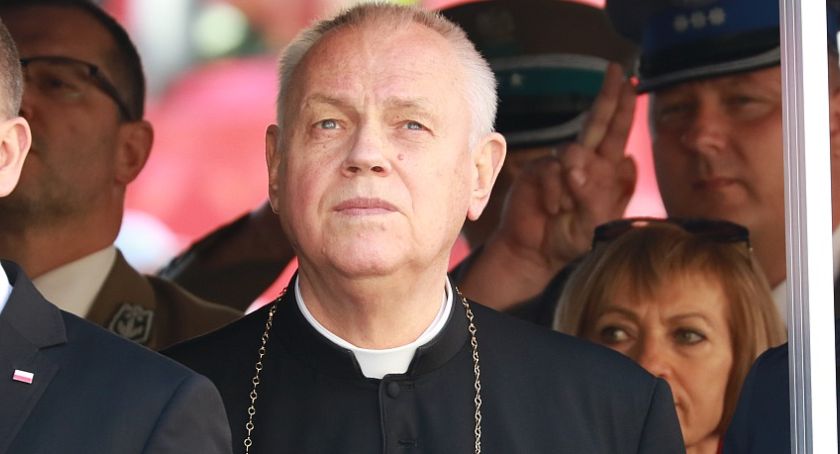 Biskup Zbigniew Kiernikowski odchodzi w niesławie. Tuszował pedofilię w kościele?