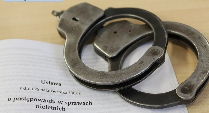 Nastolatek z bogatą kryminalną kartoteką rzucił się z rękoma na policjantów