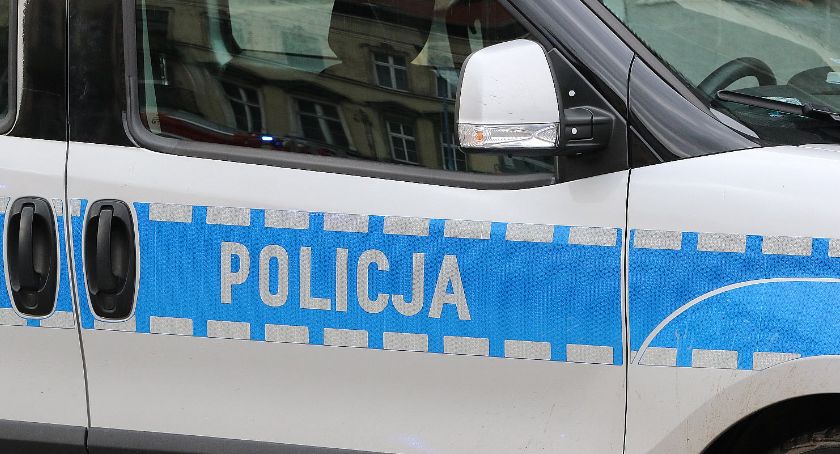 Pijany kierowca rozbił Audi na latarni. Ledwie stał na nogach, a chciał uciec z miejsca wypadku