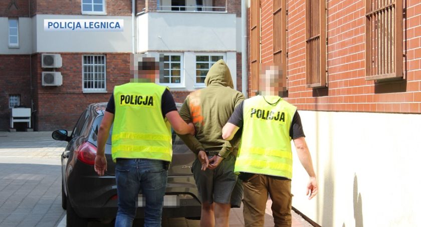 Złodziej w obronie kradzionej kawy pobił się z ochroną, pracownikami i klientami sklepu