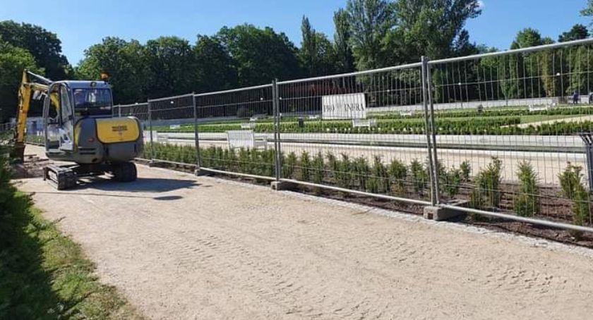 Plac budowy na nowych fontannach w legnickim parku – co się dzieje?