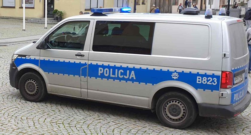 19-latka z Legnicy na widok policjantów schowała narkotyki między nogi