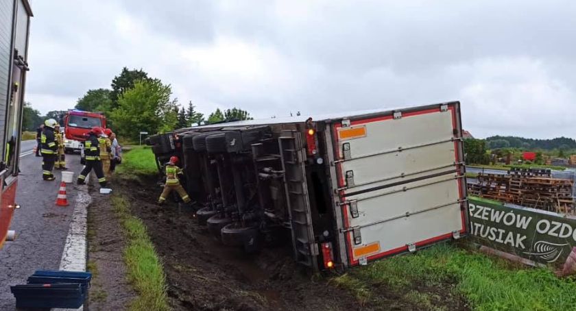 Wypadek pod Legnicą. Ciężarówka wypadła z drogi, są utrudnienia w ruchu