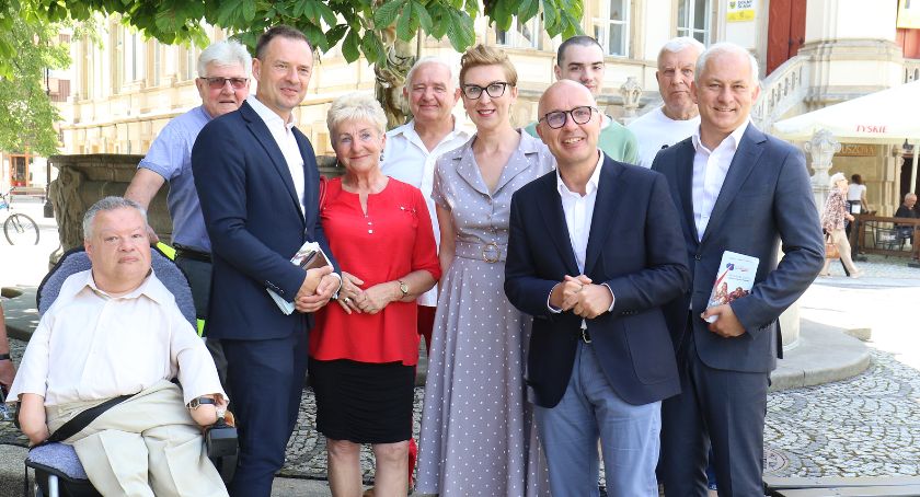 Posłowie Platformy Obywatelskiej ruszyli w teren. „Efekt Tuska? Już działa” [WIDEO]